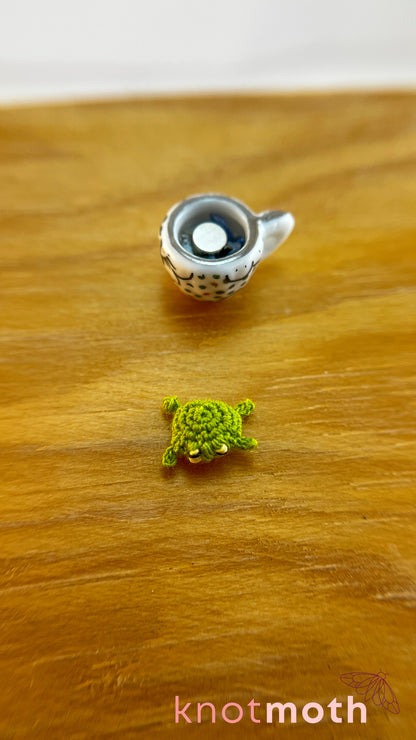 Francisco Frog Micro Crochet Teacup (Magnetic, Removable)