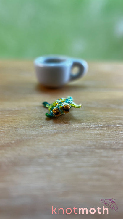 Fiona Frog Micro Crochet Magnetic Mug Trinket