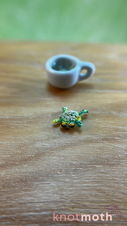 Fiona Frog Micro Crochet Magnetic Mug Trinket