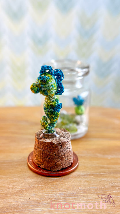 Sheldon Seahorse Micro Crochet Aquarium Jar (removable, magnetic)